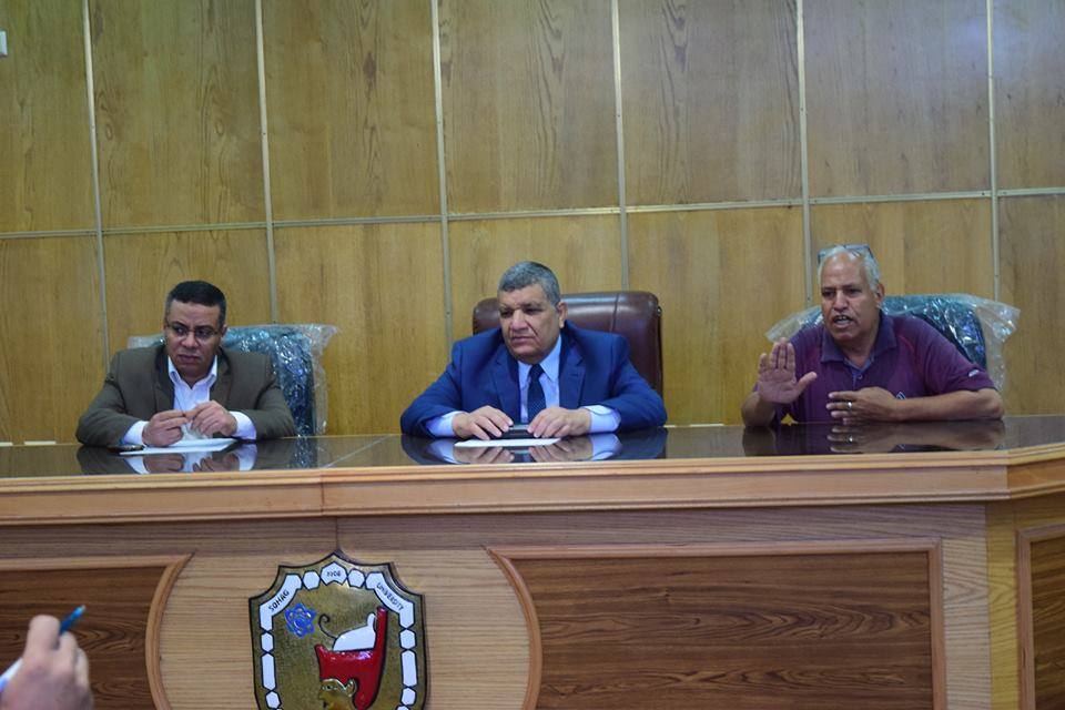 رئيس جامعة سوهاج يوافق على زيادة دعم الأنشطة ويتفقد “البانوراما” الطلابية