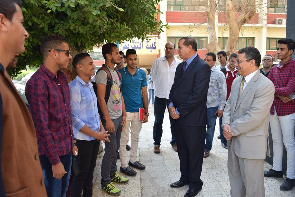 رئيس جامعة سوهاج يتفقد الحرم الجامعي ويلتقي بالطلاب