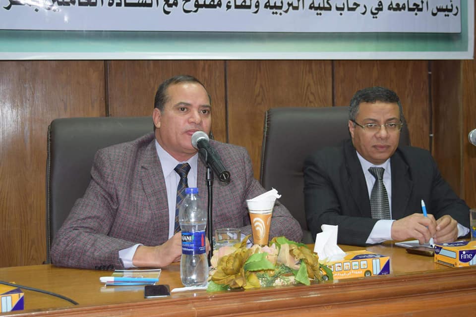 رئيس جامعة سوهاج يعقد لقاء مفتوح مع العاملين بمقر الجامعة الجديدة