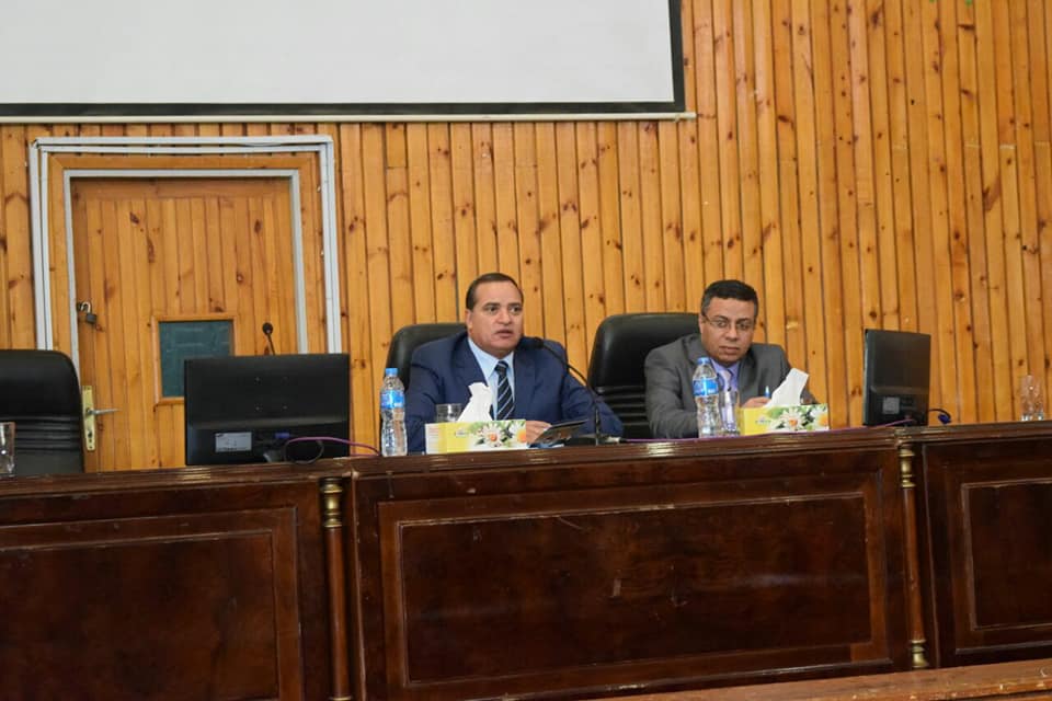 رئيس جامعة سوهاج يجتمع بالعاملين بالحرم القديم