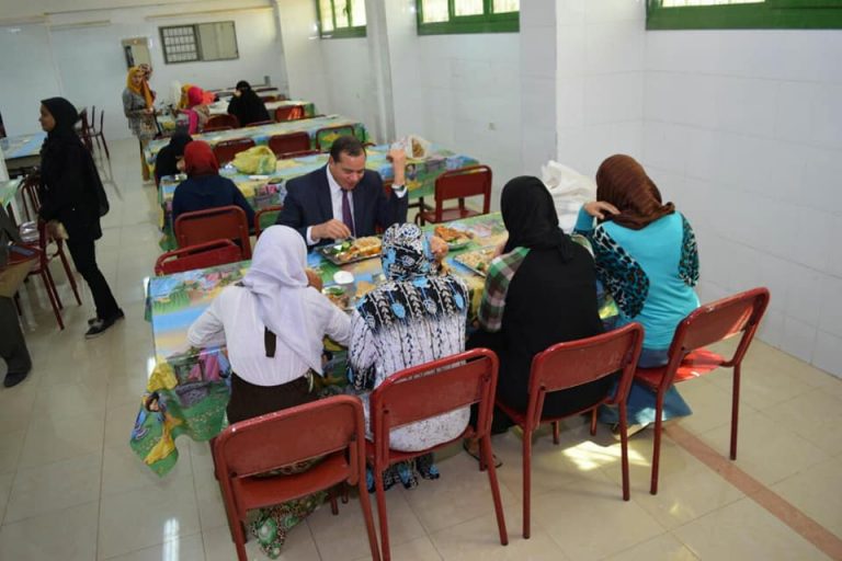 رئيس جامعة سوهاج يتناول ‘‘ الغذاء ‘‘ مع طالبات المدينة الجامعية خلال زيارته المفاجئة