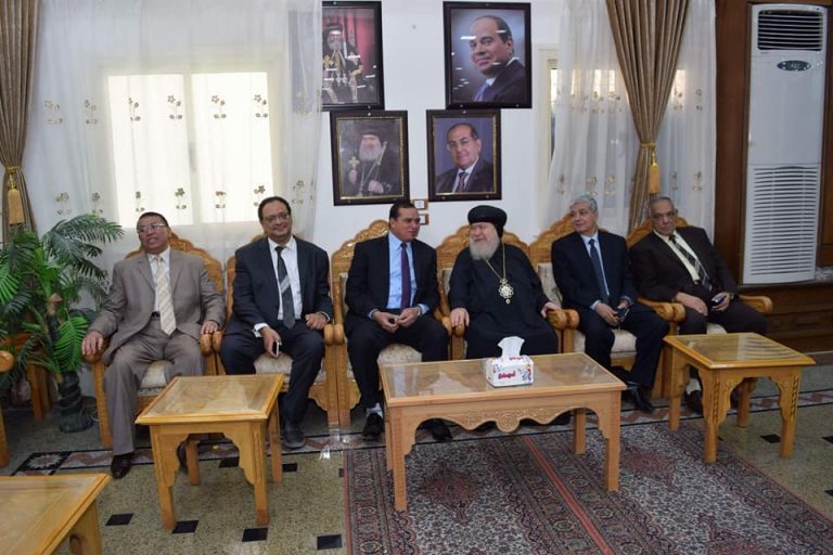 وفد جامعة سوهاج يزور كنيسة مارجرجس للتهنئة