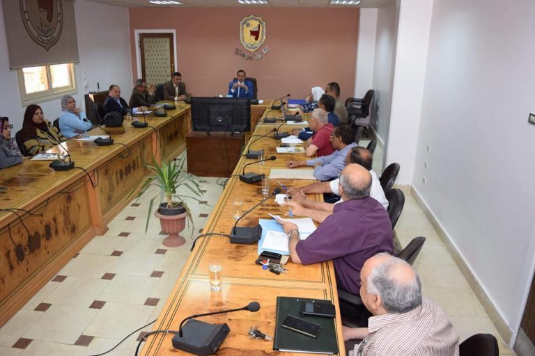 رئيس جامعة سوهاج يناقش مقترح تحديث الهيكل التنظيمى لإدارات الجامعة