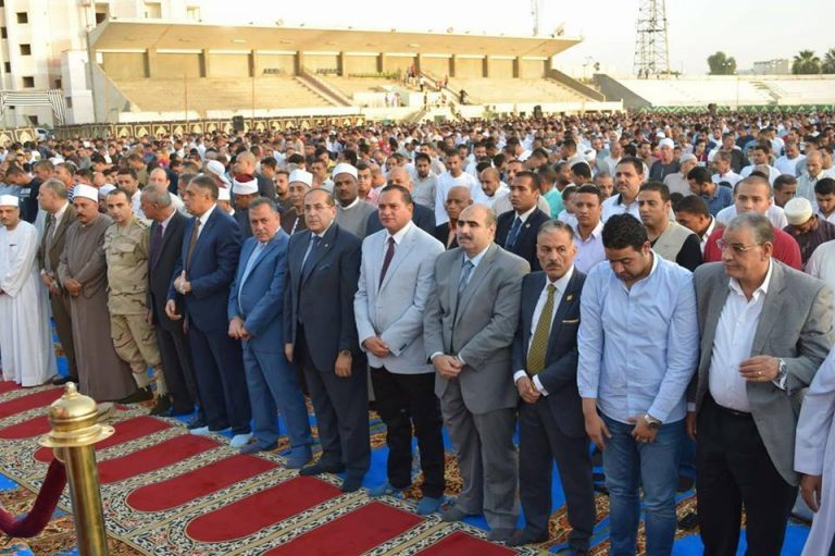 عزيز يؤدي صلاة عيد الفطر بصحبة المحافظ والقيادات وسط حشد من أهالي سوهاج