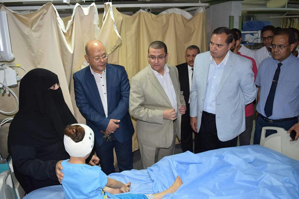 رئيس جامعة سوهاج يطمئن علي مرضي قوائم الانتظار بالمستشفي الجامعي