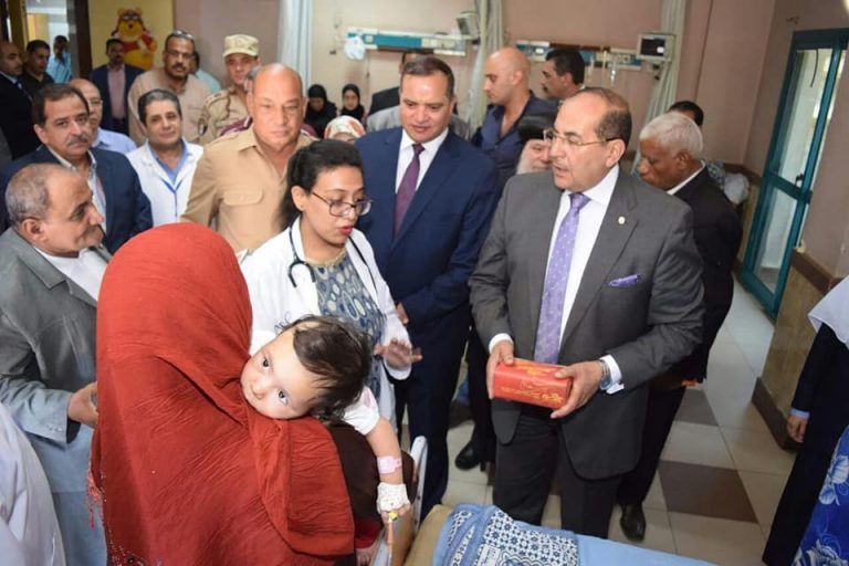 محافظ سوهاج ورئيس الجامعة يهنئان مرضي الهلال بقدوم العيد ويشاركان في افطار مديرية الأمن