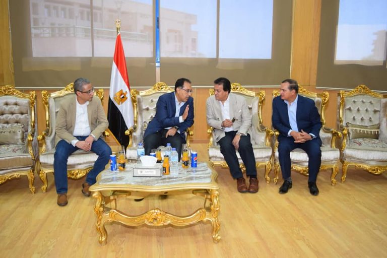 رئيس وزراء مصر يزور جامعة سوهاج ويعلن عن انشاء مستشفي جامعي جديد