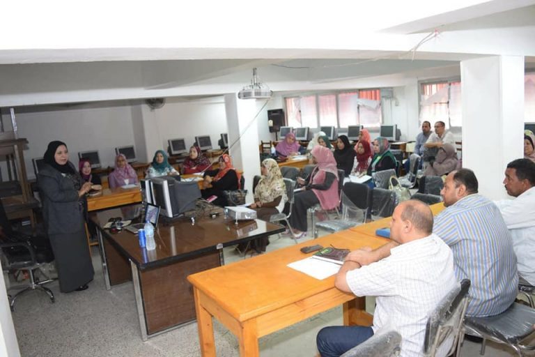 دورة للعاملين بمجال السكرتاريه التنفيذيه بجامعة سوهاج