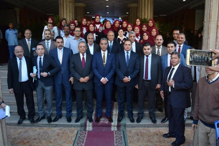 من بينهم أسرة المستشار عمر حماد… جامعة سوهاج تشارك في تكريم ٢٠ أسرة شهيد بالمحافظة