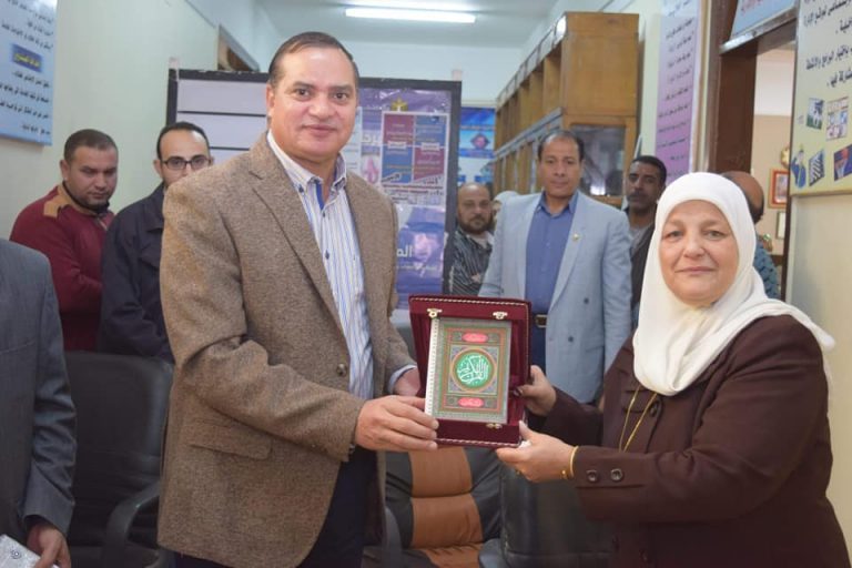 تكريم مدير عام بجامعة سوهاج لبلوغه السن القانونية