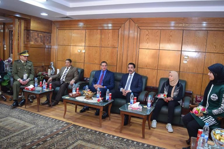 وفد جامعة سوهاج يزور مديرية الامن لتهنئتهم بعيدهم “67”