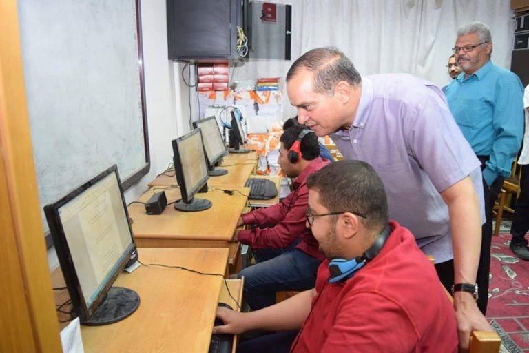 رئيس جامعة سوهاج يتابع امتحانات الطلاب المكفوفين بمركز نور البصيرة