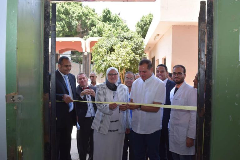 افتتاح صيدلية للبيع الحر بمستشفي سوهاج الجامعي