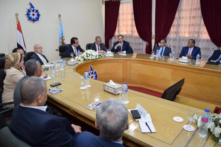 وزير التعليم العالي يناقش مع عمداء جامعة سوهاج خطة استقبال العام الدراسي الجديد.