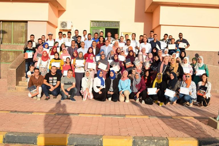 تكريم١٦٠ طالب لاجتيازهم دورات مركز التطوير المهني بجامعة سوهاج