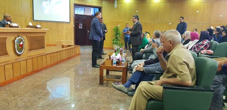 أضرار ومميزات مواقع التواصل الاجتماعي في الجلسة الثانية للمنتدي العلمي بجامعة سوهاج