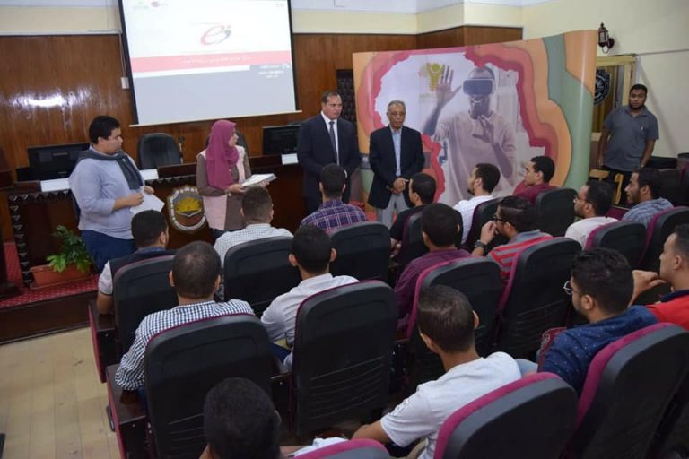 جامعة سوهاج تكرم ١٦٠ طالب لاجتيازهم تدريبات معسكر الإبداع وريادة الأعمال