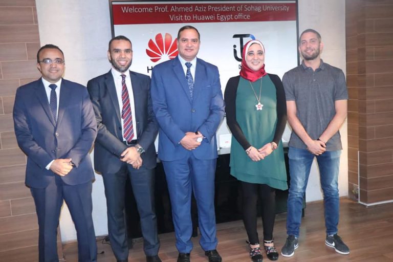 “هواوي” تبحث مع رئيس جامعة سوهاج انشاء اكاديمية للتدريب