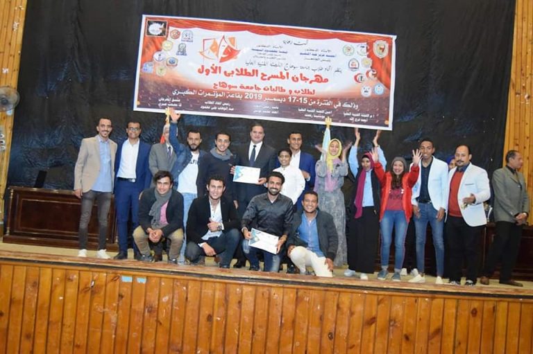 عميد الكلية يهنئ طلابه بفوز لجنة التحكيم