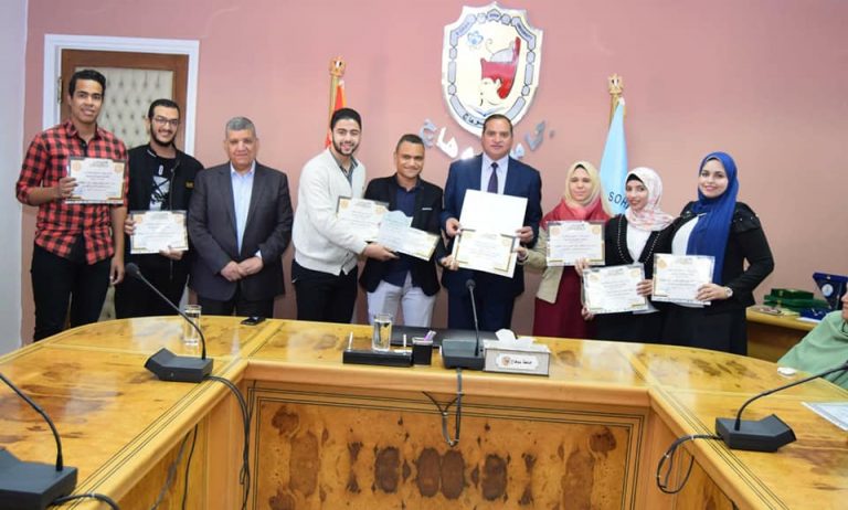 جامعة سوهاج تكرم المتميزين في الأنشطة الطلابية على مستوى اللقاءات القمية