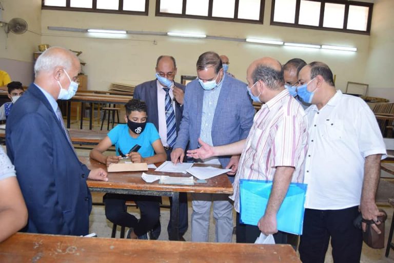 ١٣٠ طالب وطالبة يؤدون اختبار القدرات للالتحاق بالمدرسة الفنية للتعليم المزدوج بجامعة سوهاج