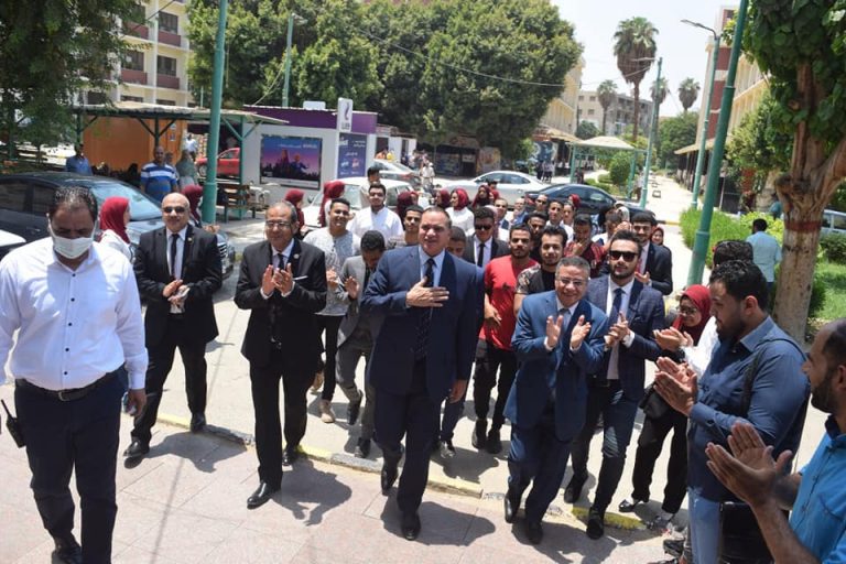 فى مظاهرة حب شعبية.. جامعة سوهاج تكرم الدكتور أحمد عزيز لانتهاء فترة رئاسته