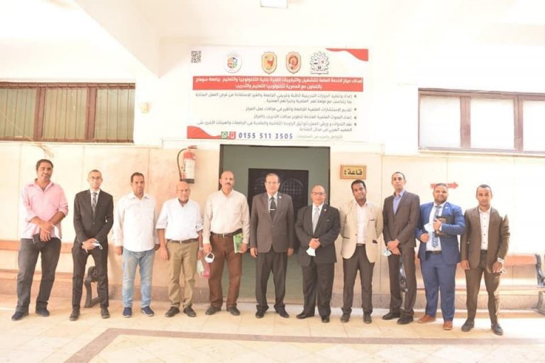 افتتاح مركز الخدمة العامة للتشغيل والتركيبات الفنية بكلية التكنولوجيا والتعليم بسوهاج