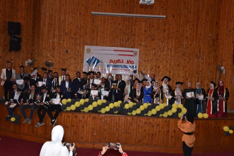 تخريج ١١٤ طالبًا بالدفعة الثانية عشر بكلية التعليم والتكنولوجيا بسوهاج