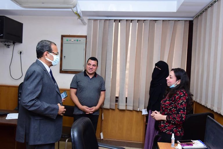 القائم بعمل رئيس جامعة سوهاج يتابع الاستعدادات النهائية لرفع الكتب الدراسية على منصة زاد التعليمية