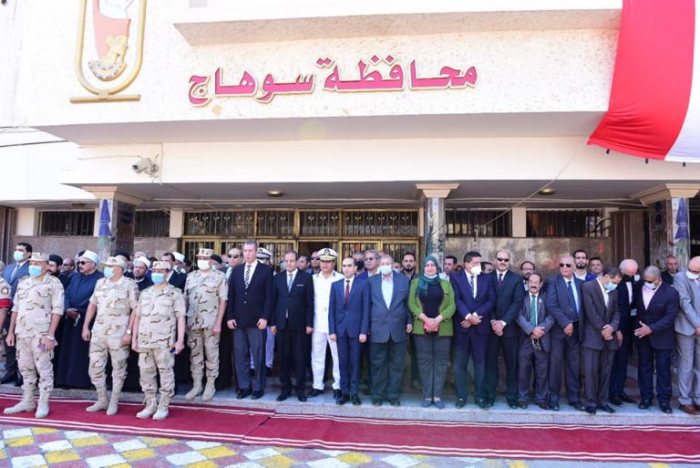 جامعة سوهاج تشارك فى مراسم وضع إكليل الزهور على النصب التذكاري احتفالاََ بالذكري ال ٤٨ لانتصارات أكتوبر