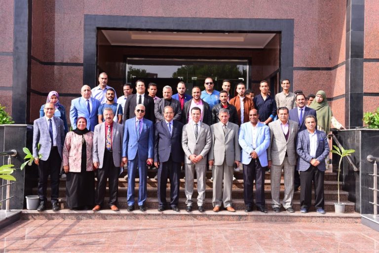 جامعة سوهاج تناقش خلال ندوة تثقيفية قضية الأمن السيبراني والعلاقات الدولية والهجمات الإلكترونية