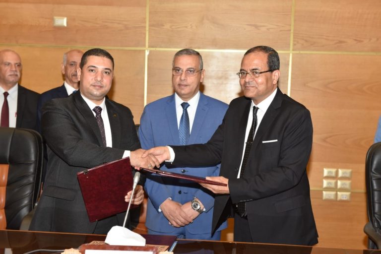 محافظ سوهاج ورئيس الجامعة يدشنان مبادرة “سوهاج خالية من الأمية”