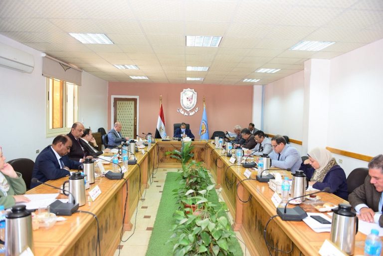 مجلس جامعة سوهاج يوافق علي تفعيل برنامج الدبلوماسية الثقافية  وتنفيذ دورات في التنمية المستدامة و مبادرة للكشف علي التشوهات القوامية