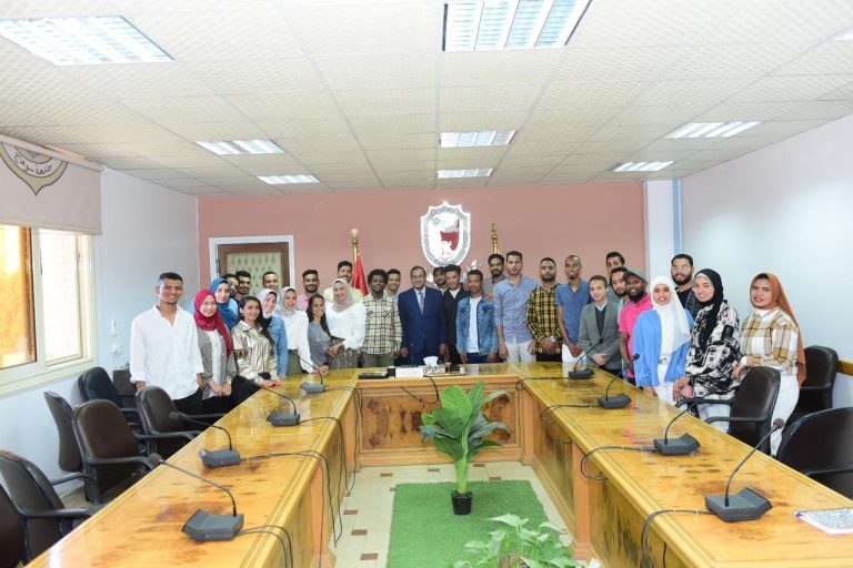 رئيس جامعة سوهاج يلتقي مع الطلاب أصحاب المشروعات ال٧ الفائزه بتمويل من برنامج مشروعي بدايتي