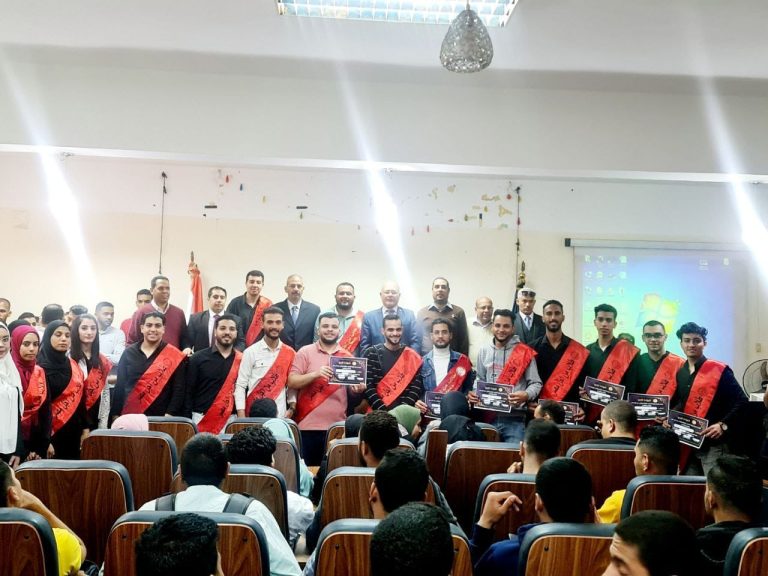 كلية التكنولوجيا والتعليم جامعة سوهاج تفتتح مسابقة العباقرة وتكرم المتميزين في الأنشطة الطلابية)