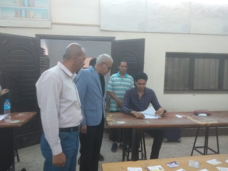 الأستاذ الدكتور عبد الناصر ياسين نائب رئيس جامعة سوهاج لشؤون التعليم والطلاب يتفقد امتحانات الفصل الدراسي الثاني بكلية التكنولوجيا والتعليم… … ويتابع عدد من مشروعات تخرج الفرقة الرابعة