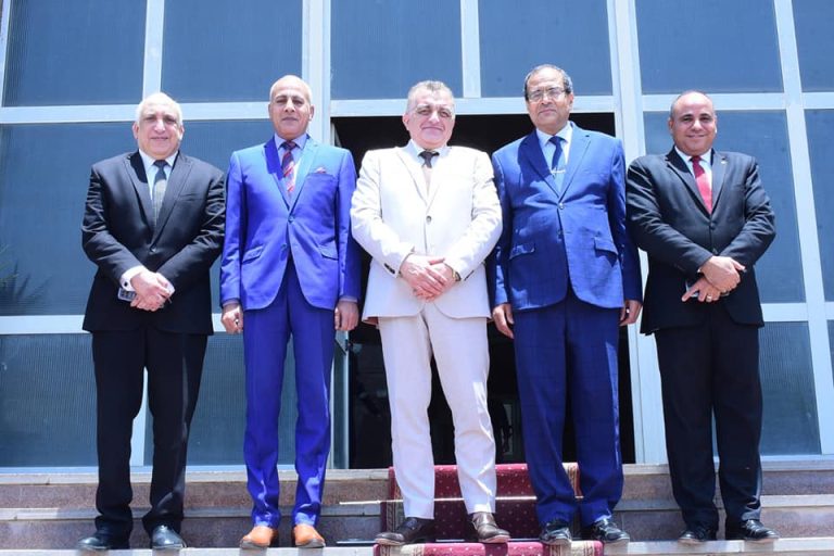 رئيس جامعة سوهاج يهنئ اللواء شرباش لتجديد الثقة فى تعينه مديراً لأمن المحافظة للعام الثالث