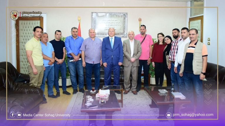 القائم باعمال رئيس جامعة سوهاج  يستقبل وفداً من الطلاب الوافدين من المملكة الأردنية الهاشمية