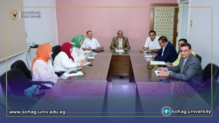 جامعة سوهاج تعقد اجتماعاً تحضيرياً استعداداً للتقديم في التصنيف الدولي للجامعات الخضراء المستدامة