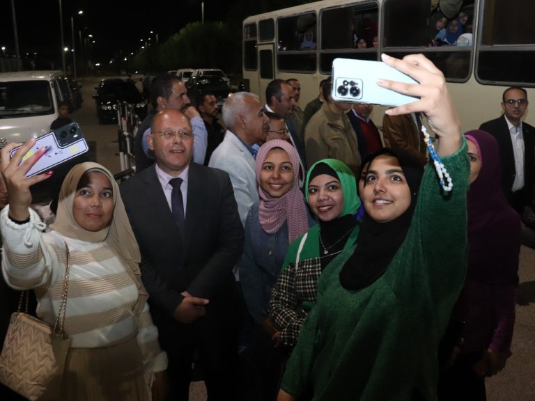 وسط فرحه عارمة  وأجواء احتفالية  توافد كثيف من طلاب مدن سوهاج الجامعية خلال الساعات الأخيرة للتصويت بالإنتخابات الرئاسية