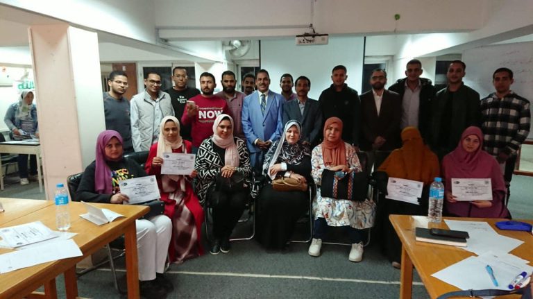*مركز تنمية قدرات أعضاء هيئة التدريس بجامعة سوهاج يختتم برنامجه التدريبي عن مهارات العرض  الفعال*