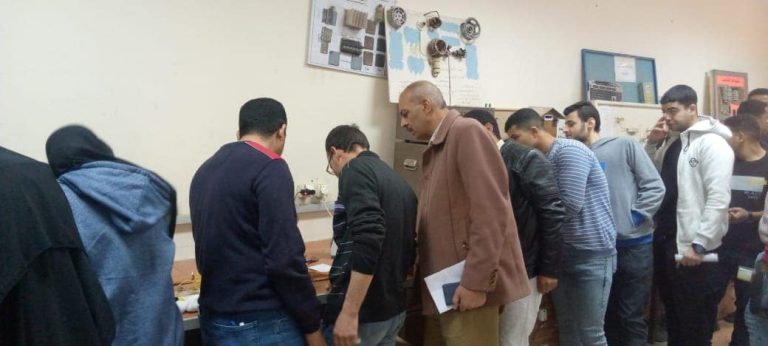 (( عميد كلية التكنولوجيا والتعليم يتفقد مشروع طلابي بقسم الكهرباء ))