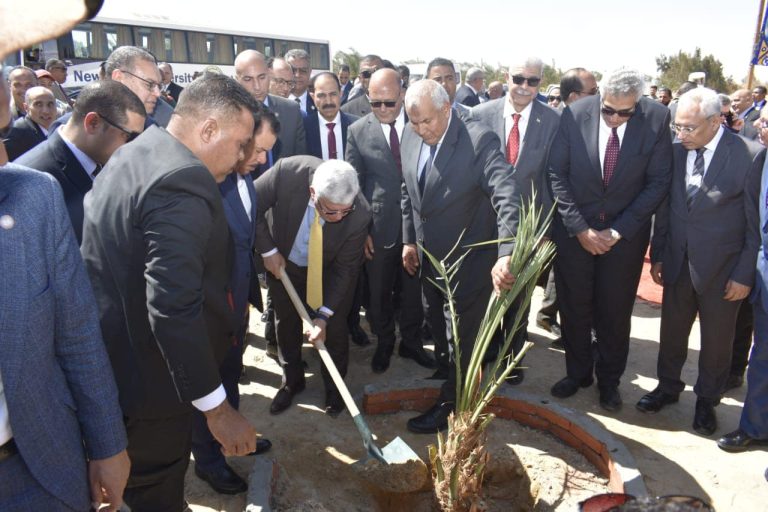 *النعماني يوجه الشكر للدكتور أيمن عاشور وزير التعليم العالي والبحث العلمي لتخصيص  ١٠٠٠ فدان لجامعة سوهاج بمحافظة الوادي الجديد*