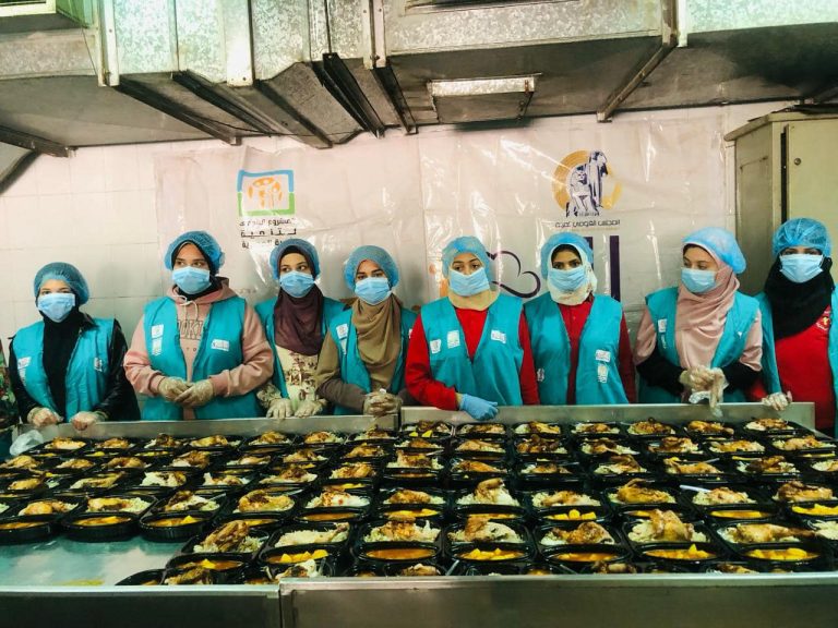 *مطبخ المصرية بجامعة سوهاج يقدم ٣٠٠ وجبة يومياً للأسر الآولي بالرعاية بقري حياه كريمة*