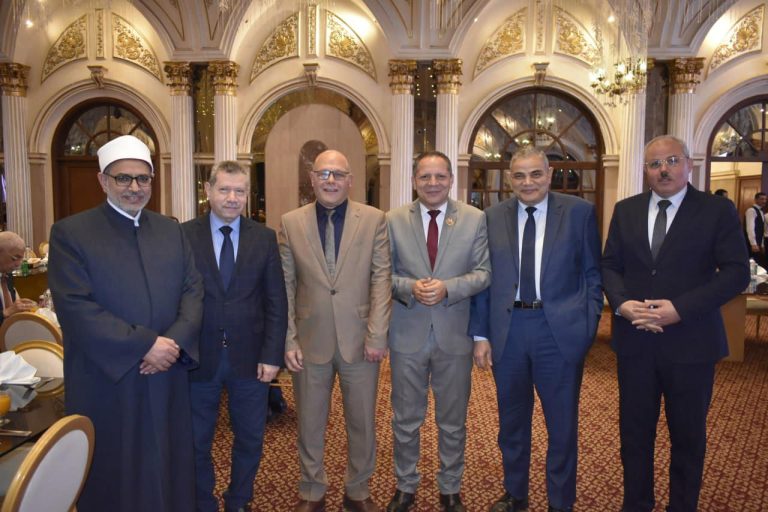 *بحضور وزير التعليم العالي.. رئيس جامعة سوهاج يشارك في حفل افطار المجلس الأعلي للجامعات*
