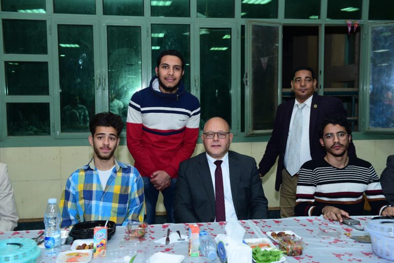 *لليوم التالي علي التوالي..رئيس جامعة  سوهاج يشارك طلابه المغتربين الإفطار*