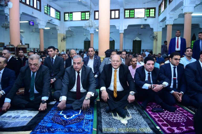 *عقب صلاة العيد.. وفد جامعة سوهاج يزور ديوان عام المحافظة للتهنئة بعيد الفطر المبارك*