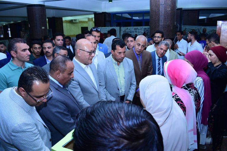 *وزير الشباب والرياضة يشيد بأعمال طلاب جامعة سوهاج الإبداعية و الفنية خلال افتتاحه معرض الابتكارات*