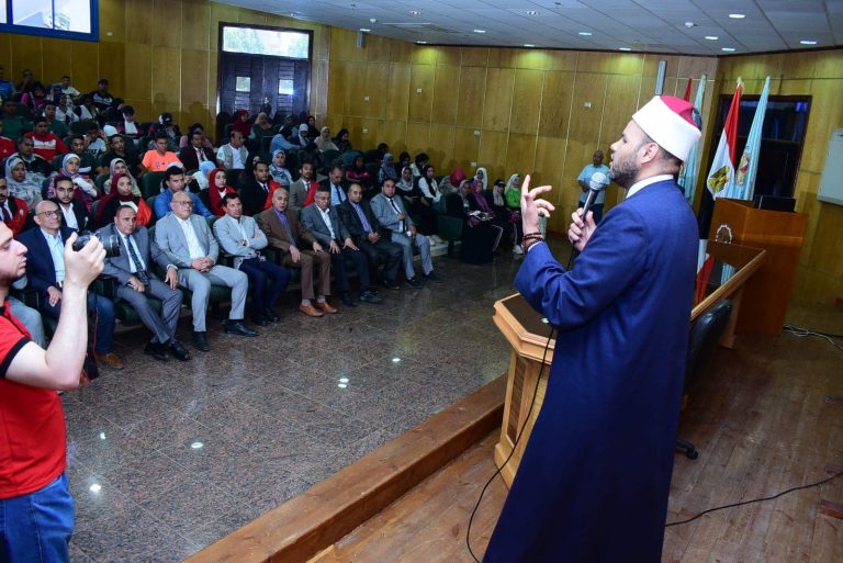 *وزير الشباب والرياضة ورئيس جامعة سوهاج يشهدا ندوة توعوية بعنوان “أسرة مستقرة = مجتمع آمن”*