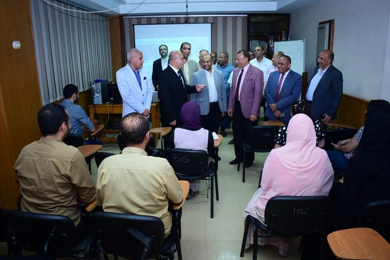 *عقب افتتاحها..رئيس جامعة سوهاج يتفقد أولي المحاضرات النظرية بكلية الدراسات العليا والبحوث البيئية*